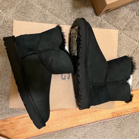 Ugg Mini Bailey Zip Sheepskin-Lined black Suede Boots NEW - Picture 3 of 7